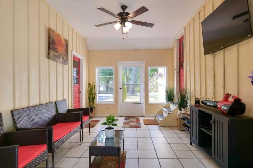 Gambar di galeri bagi Charming Home near I-87 JCT di Queensbury