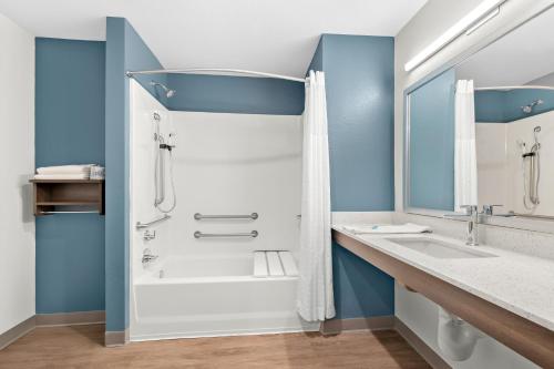 Ένα μπάνιο στο WoodSpring Suites Billings