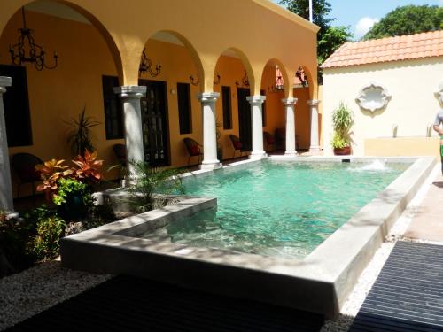 a swimming pool in the courtyard of a house at Ochenta Y Dos Bed & Breakfast & Spa in Mérida