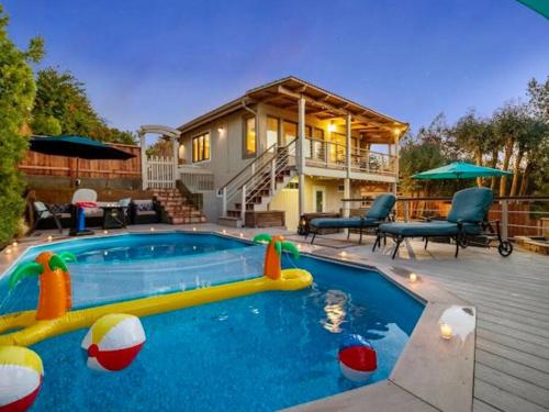 Πισίνα στο ή κοντά στο Majestic 5BR Villa with Guesthouse, Pool & Spa