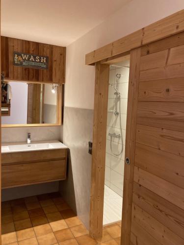 une salle de bain avec un lavabo et une douche dans l'établissement Demi Chalet Le LACHAT, à Notre-Dame-de-Bellecombe