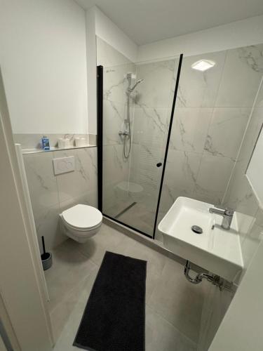 City-Krefeld Luxus 3 Zimmer Apartment mit Balkon في كريفيلد: حمام مع دش ومرحاض ومغسلة