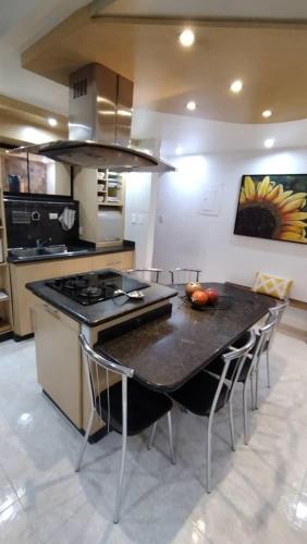 Кухня или мини-кухня в Amplio y Hermoso Apartamento
