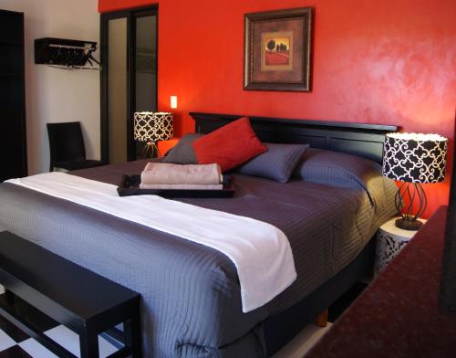 Säng eller sängar i ett rum på Ochenta Y Dos Bed & Breakfast & Spa
