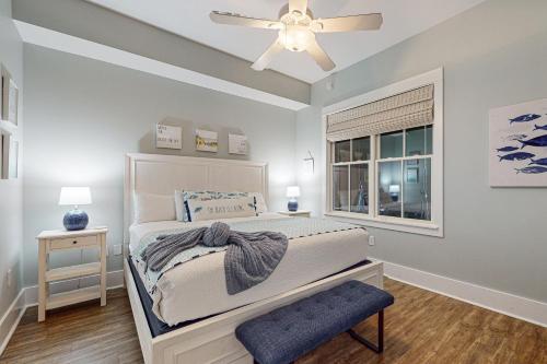 Schlafzimmer mit einem Bett, einem Deckenventilator und einem Fenster in der Unterkunft Redfish Village M2-413 Blue Mountain Beach 30A (Condo) in Santa Rosa Beach