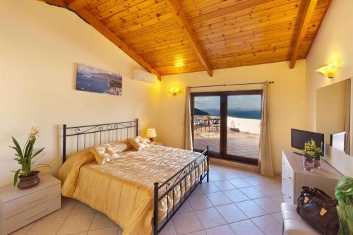 a bedroom with a bed and a view of the ocean at Appartamento Villa degli Ulivi in Sant'Agnello