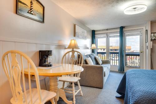 Ένα ή περισσότερα κρεβάτια σε δωμάτιο στο Beachfront 13 Condo on Old Orchard Beach