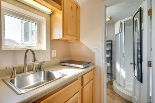Η κουζίνα ή μικρή κουζίνα στο Beachfront 12 Condo on Old Orchard Beach