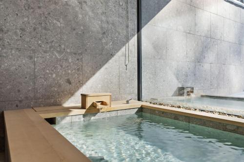 Bazén v ubytování YAMAKEI Residences nebo v jeho okolí