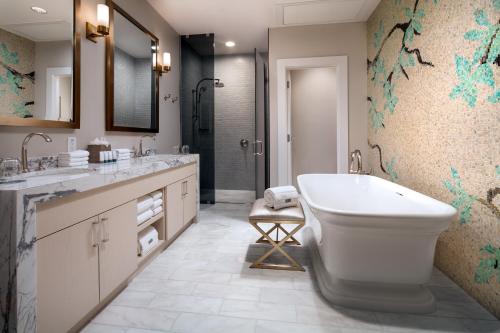 ヒューストンにあるThe Westin Oaks Houston at the Galleriaのバスルーム(バスタブ、トイレ、シンク付)