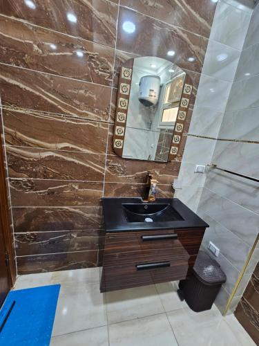 un baño con lavabo y espejo en Apartment, en Seis de Octubre
