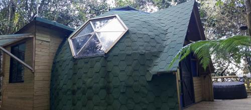 a small green house with a window on the roof at Sanayá Domo Glamping - Santa Elena in Santa Elena