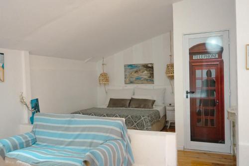 a bedroom with a bed and a red phone booth at House Park Boutique - Casa de Huéspedes in Santa Fe