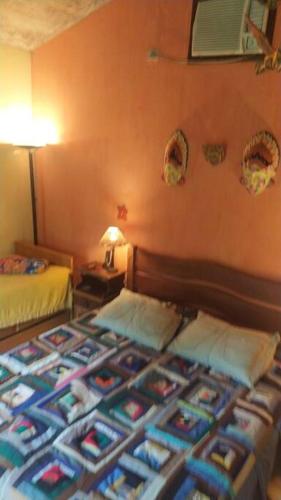 a bedroom with two beds in a room at Casa de campo na praia in São Sebastião