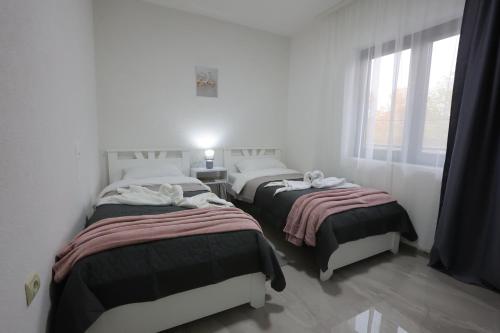 Ein Bett oder Betten in einem Zimmer der Unterkunft Ivan's guesthouse