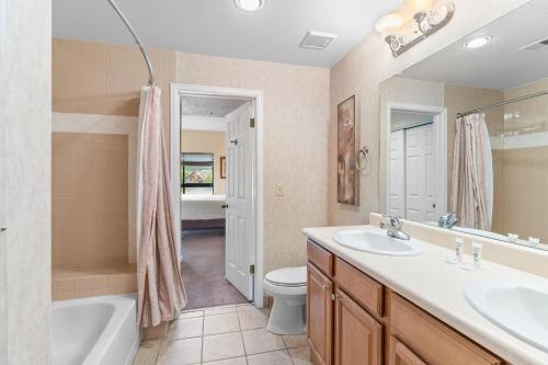 コッパー・マウンテンにあるGreens at Copper 318 by Summit County Mountain Retreatsの洗面台、浴槽、トイレを備えたバスルーム