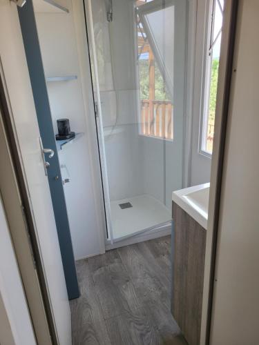 une salle de bain avec douche et lavabo dans l'établissement Camping Nysa Paziols, à Paziols