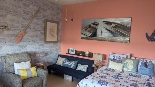 Χώρος καθιστικού στο Marina getaway on the water!