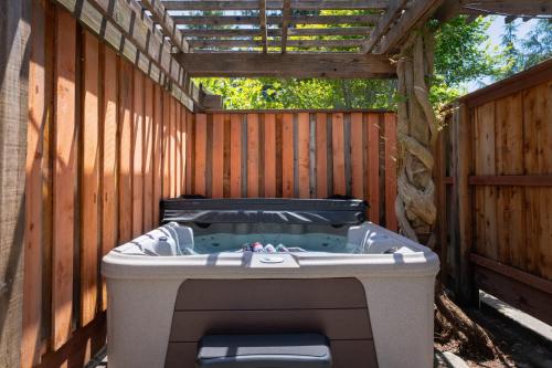 Ảnh trong thư viện ảnh của Luxury Wine Country Cigar Lounge King Suite BBQ ở Santa Rosa