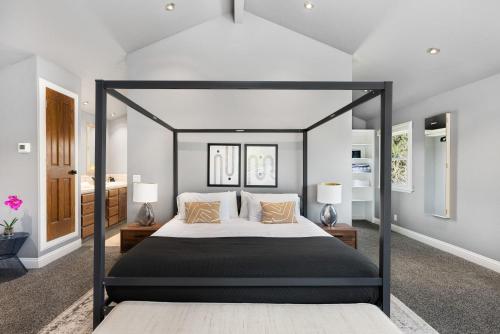 Giường trong phòng chung tại Luxury Wine Country Cigar Lounge King Suite BBQ