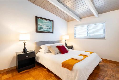 ein Schlafzimmer mit einem Bett und zwei Lampen und einem Fenster in der Unterkunft New Gateway to SFO - King Bed - BART 10 min walk in Hayward