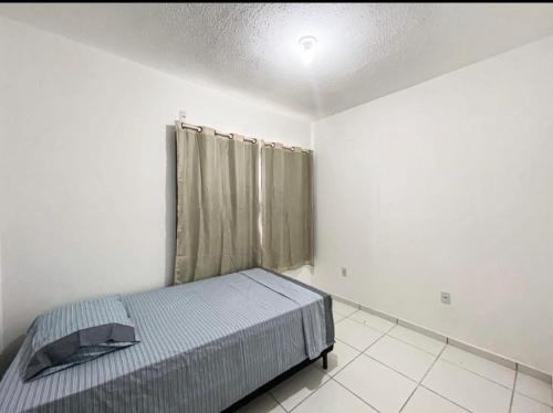 a bedroom with a bed and a window in it at Casa de temporada imperatriz Ma in Imperatriz