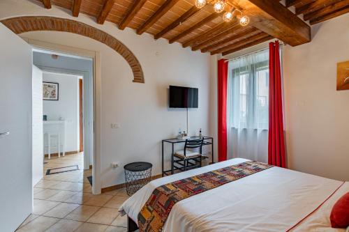 a bedroom with a bed and a window with red curtains at Pit Stop, bellissima camera vicino all'aeroporto con clima in Pisa