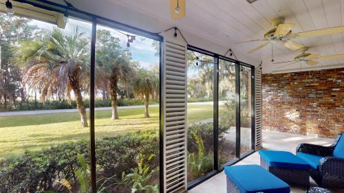 Camera con porte scorrevoli in vetro e vista sul cortile. di MEET ME AT SUNSET home a Jekyll Island