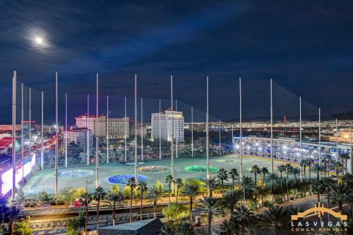 ラスベガスにあるMGM Signature-09-820 1Br 2Ba F1 Pits View Balconyの夜の街の景色