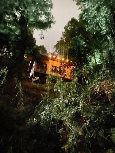 Taman di luar cabañas Emuná santa elena