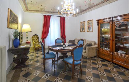 Χώρος καθιστικού στο 2 Bedroom Nice Apartment In Arezzo