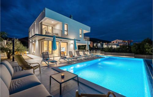 une villa avec piscine la nuit dans l'établissement Beautiful Home In Seget Vranjica, à Seget Vranjica