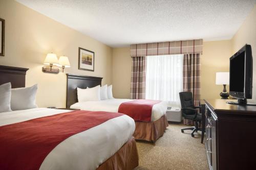 Lova arba lovos apgyvendinimo įstaigoje Country Inn & Suites by Radisson, Norcross, GA