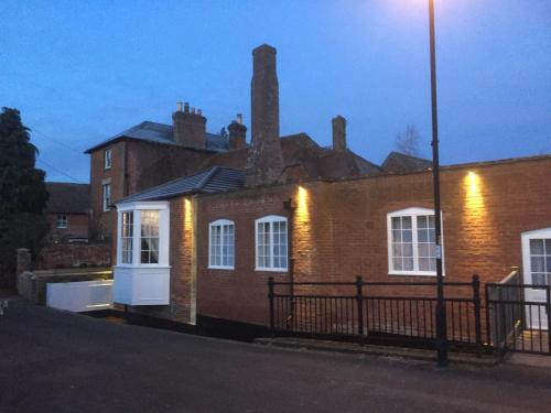 una casa de ladrillo con chimenea en una calle en Three Crowns Guest House, en Salisbury