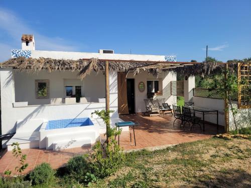 a house with a patio and a swimming pool at casa entre mer et montagne in Arcos de la Frontera
