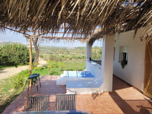 a view of a house with a straw roof at casa entre mer et montagne in Arcos de la Frontera