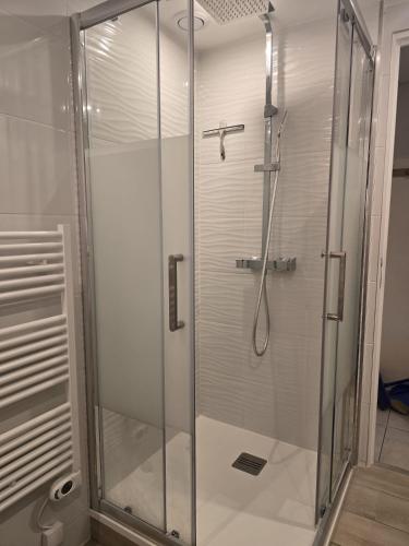 une douche avec une porte vitrée dans une salle de bain dans l'établissement Studio les pieds dans l'eau dans résidence front de mer avec piscines, tennis, plage privée, à Bandol