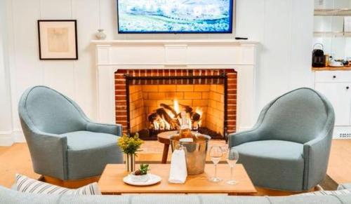TV a/nebo společenská místnost v ubytování Canoe Place Inn & Cottages