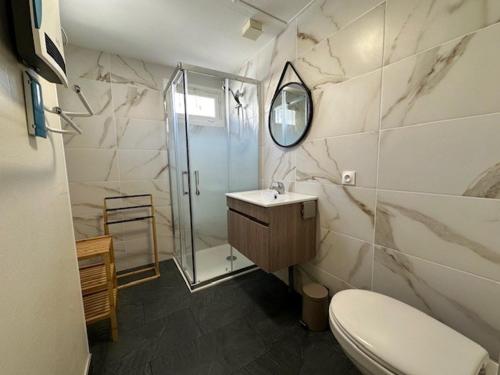 une salle de bain avec une douche, des toilettes et un lavabo dans l'établissement Maison cosy à Fouras, proche plage, animaux acceptés - FR-1-709-80, à Fouras