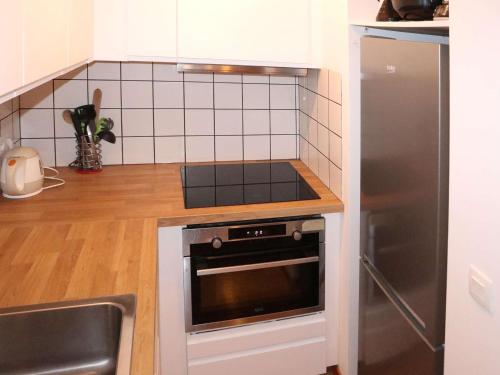 Il comprend une cuisine équipée d'une cuisinière et d'un réfrigérateur en acier inoxydable. dans l'établissement Appartement duplex 3 pièces 8 pers, piscine et sauna, ski aux pieds, animaux admis - FR-1-322-657, aux Orres