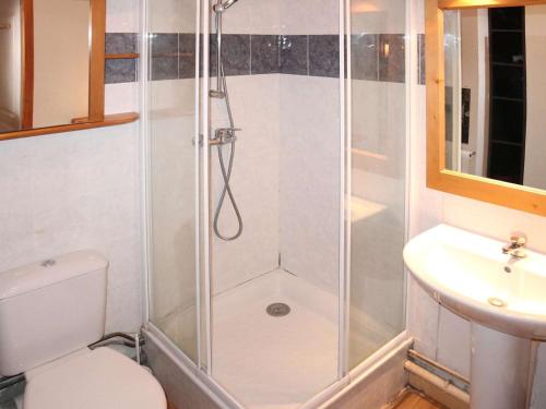 une salle de bain avec une douche avec des toilettes et un lavabo dans l'établissement Appartement duplex 3 pièces 8 pers, piscine et sauna, ski aux pieds, animaux admis - FR-1-322-657, aux Orres
