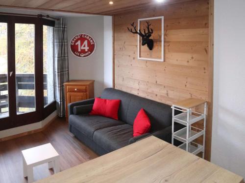 a living room with a couch and red pillows at Studio refait pour 5 pers, proche pistes, balcon - FR-1-322-658 in Les Orres