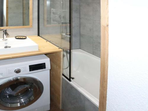 a bathroom with a washing machine and a sink at Studio refait pour 5 pers, proche pistes, balcon - FR-1-322-658 in Les Orres