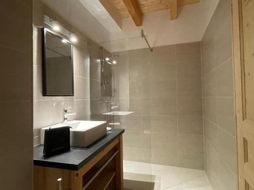 une salle de bain avec un lavabo et un miroir dans l'établissement Chalet 12 pers, jacuzzi, sauna, ski-in, La Rosière - FR-1-690-27, à Montvalezan