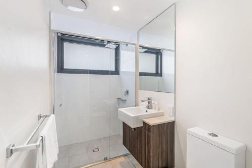 穆卢拉巴First Light Mooloolaba 9th floor apartment with ocean views的带水槽和淋浴的白色浴室