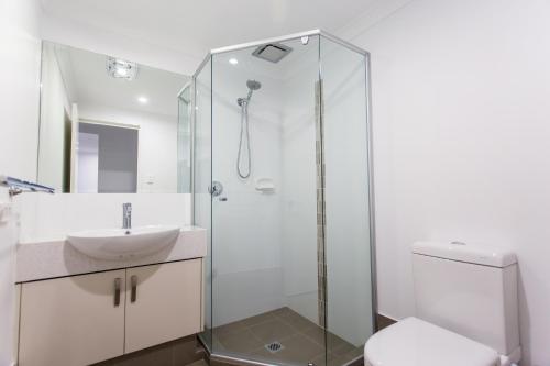 Salle de bains dans l'établissement Reflections By Rockingham Apartments