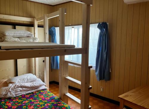 Postel nebo postele na pokoji v ubytování ゲストハウス黒島