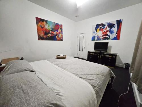 ルイスビルにあるPrivate Room Near to Downtown Churchill Downs UofL Airport &Kentucky Expo Centerのベッドとテレビのある寝室