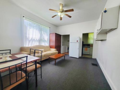 ルイスビルにあるPrivate Room Near to Downtown Churchill Downs UofL Airport &Kentucky Expo Centerのソファとテーブルのあるリビングルーム