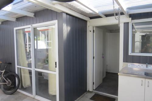 O baie la Self-Contained Sleep out